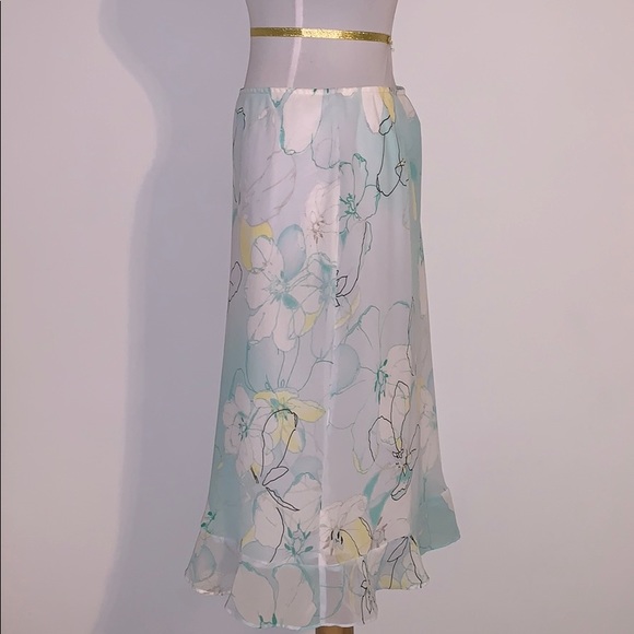 💝SOLD💝 Floral Skirt size Medium - Picture 2 of 3